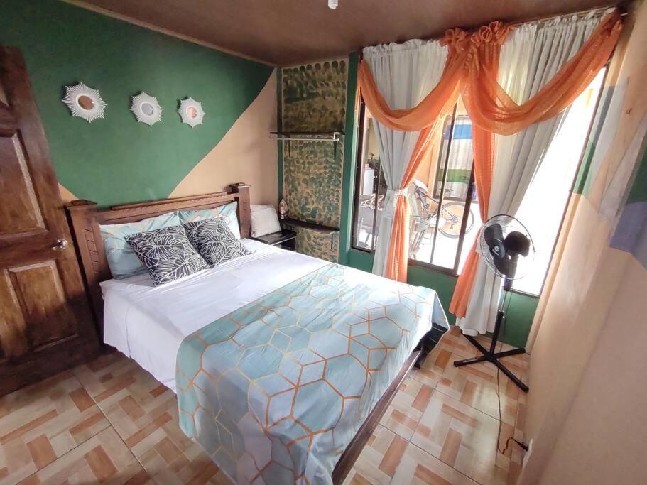 Palm house Arenal tesisinde bir odada yatak veya yataklar
