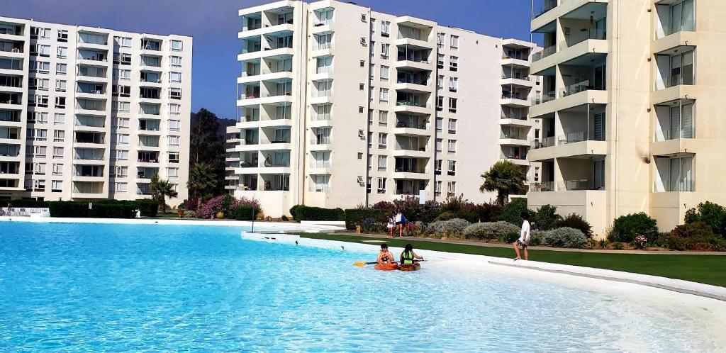 Bazén v ubytování Departamento Lago & Mar nebo v jeho okolí