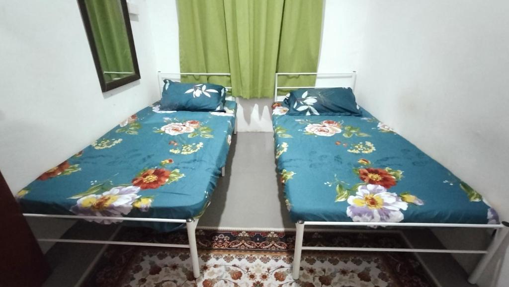Postel nebo postele na pokoji v ubytování Ishak Kaseh Homestay