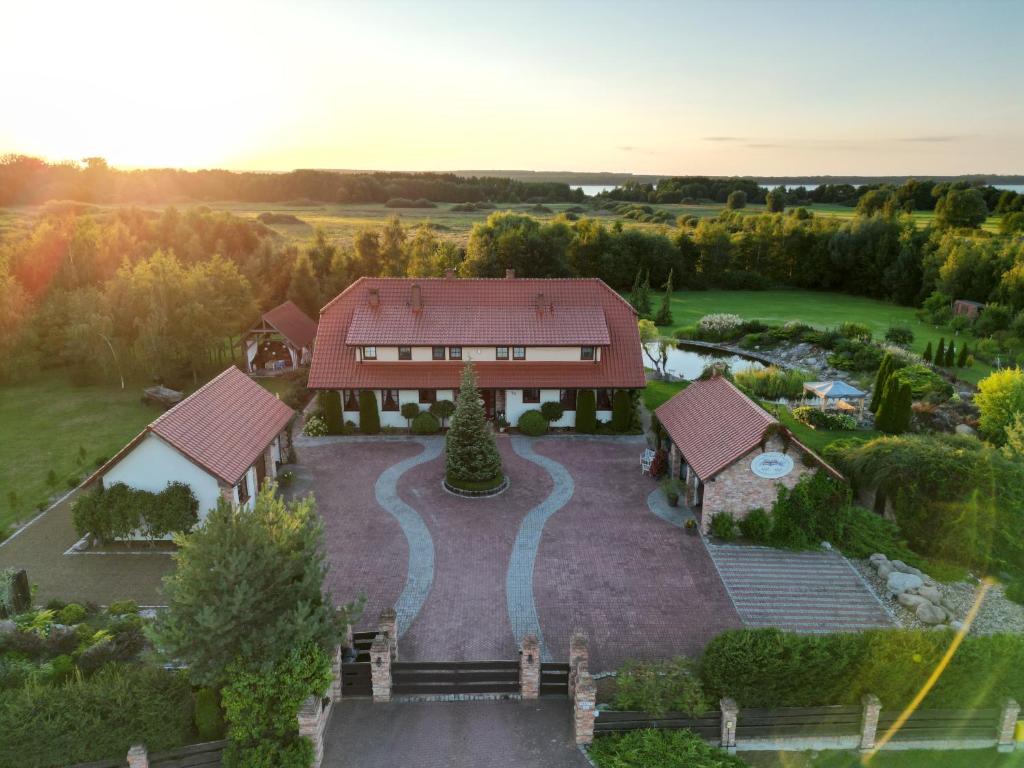 een luchtzicht op een huis met een tuin bij Siedlisko Nad Miedwiem in Stargard