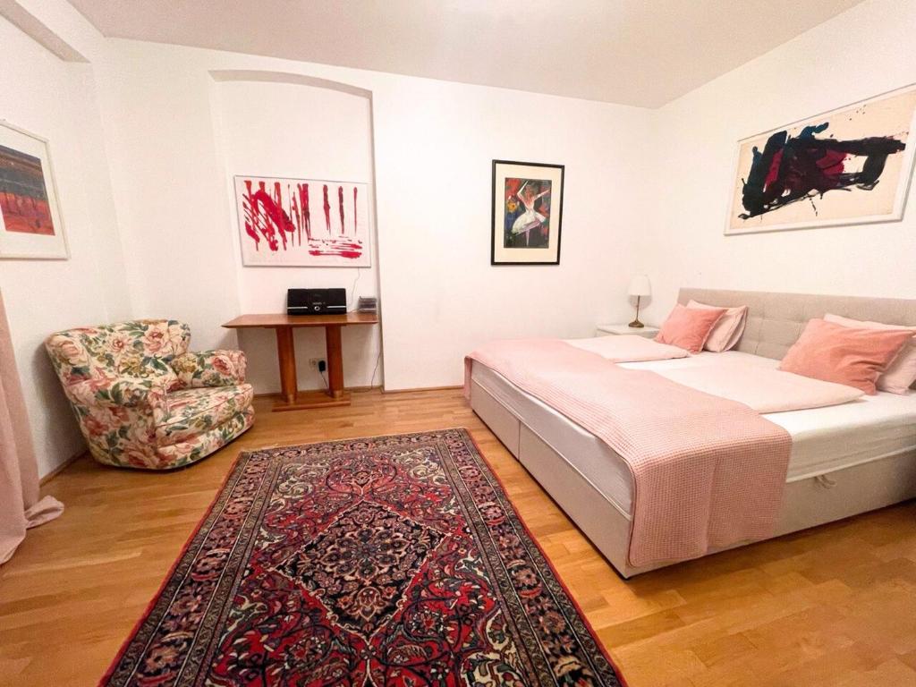um quarto com uma cama, uma cadeira e um tapete em Good Old Times Apt II em Viena