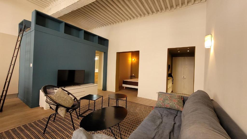 - un salon avec un canapé et une télévision dans l'établissement App 50m2 / Clim ctr historique, à Aix-en-Provence