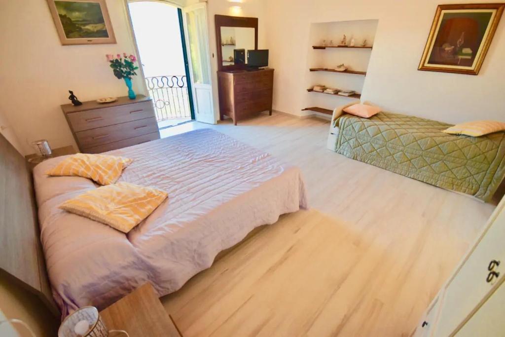 een slaapkamer met een bed en een dressoir bij Villa Silvana in Perledo