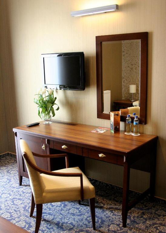 Televízia a/alebo spoločenská miestnosť v ubytovaní Hotel Rad