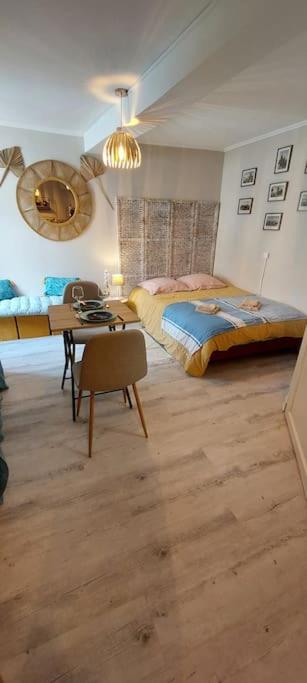 - une chambre avec 2 lits, un bureau et une table dans l'établissement 