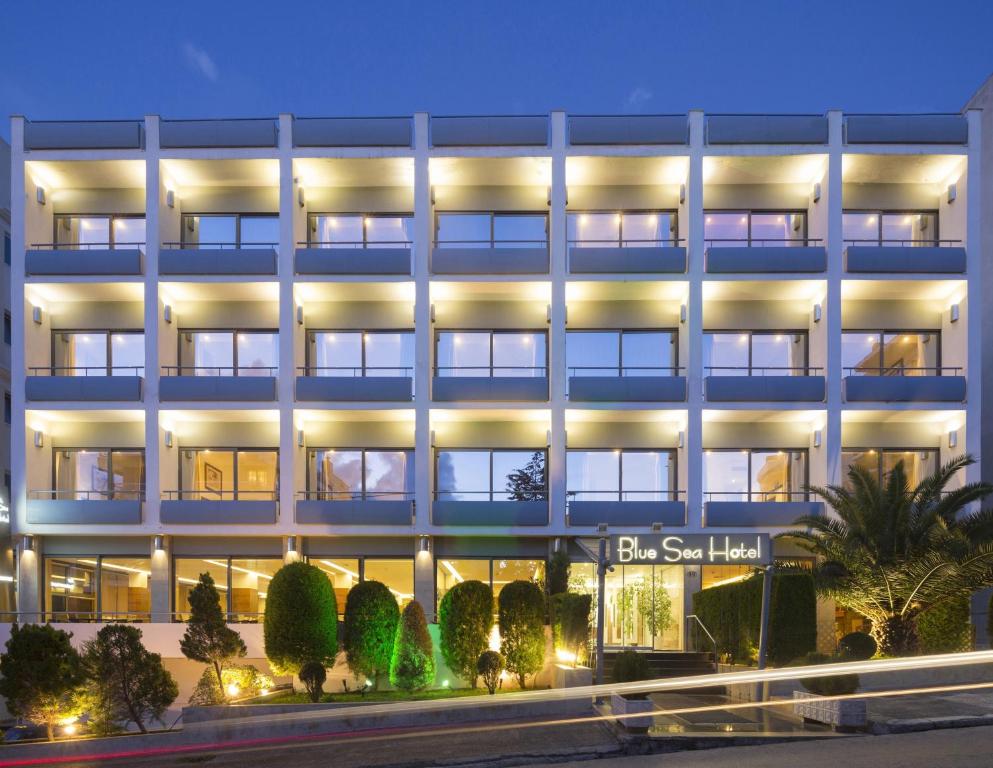 ein Bürogebäude mit nachts eingeschaltetem Licht in der Unterkunft Blue Sea Hotel Alimos in Athen