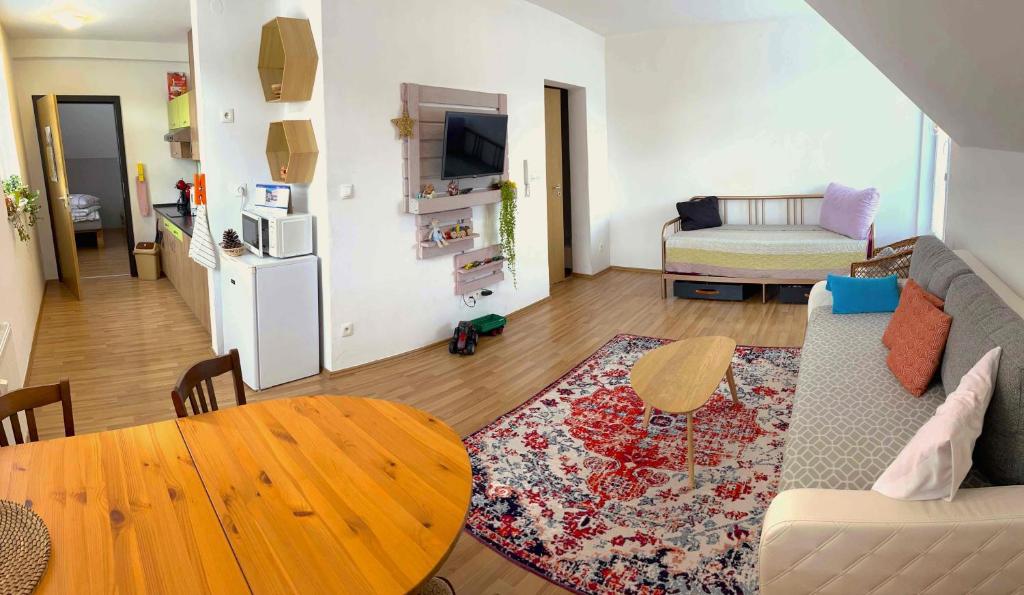 sala de estar con sofá y mesa en Dvojizbový Útulný Apartmán Oščadnica, en Oščadnica