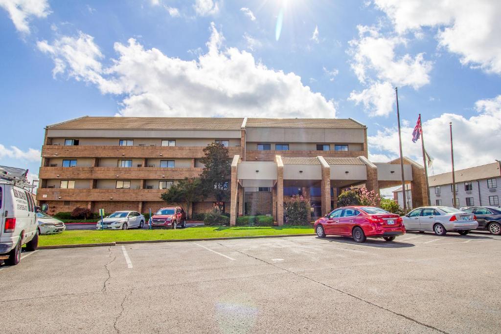 un edificio con coches estacionados en un estacionamiento en Tulsa Square Hotel Central, I-44 By OYO en Tulsa