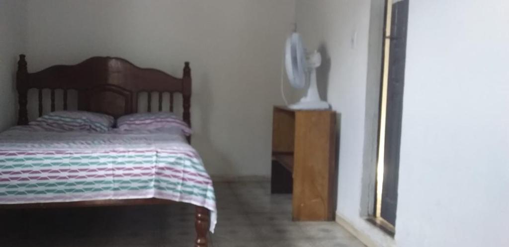 - une chambre avec un lit, une commode et un miroir dans l'établissement Residence Girassol, à Belém