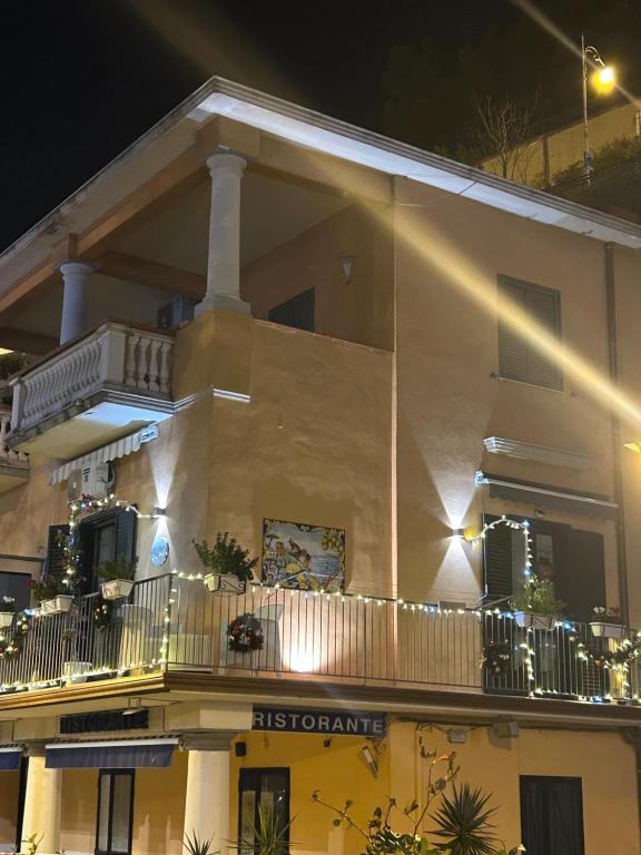 un gran edificio blanco con balcón por la noche en Sissi House Salerno, en Salerno