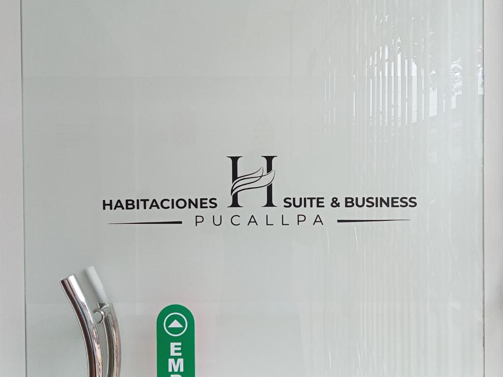 un cartel en una puerta que readshibitics service and business pucula en Suite and Business en Pucallpa