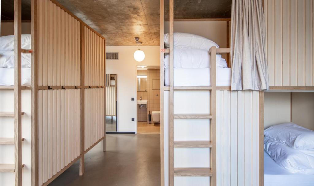 ル・アーヴルにあるJOST Hostel Le Havre Centre Gareの二段ベッド4台と廊下が備わる客室です。