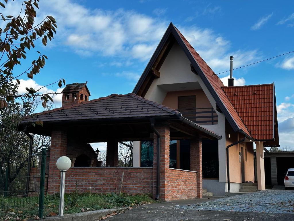 una pequeña casa de ladrillo con techo rojo en VIKENDICA TOJA - Brcko, en Brčko