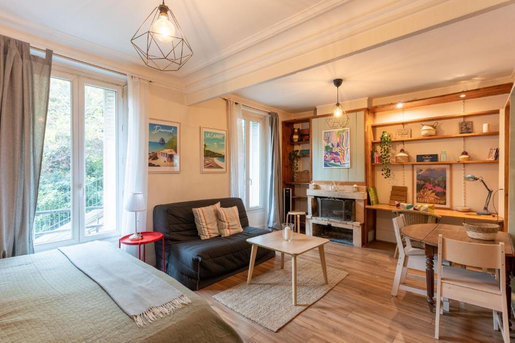 une chambre avec un lit et un salon dans l'établissement Appartement au coeur de Montmartre, à Paris