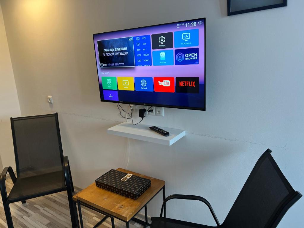 TV a/nebo společenská místnost v ubytování Gudauri Loft Apartment N510