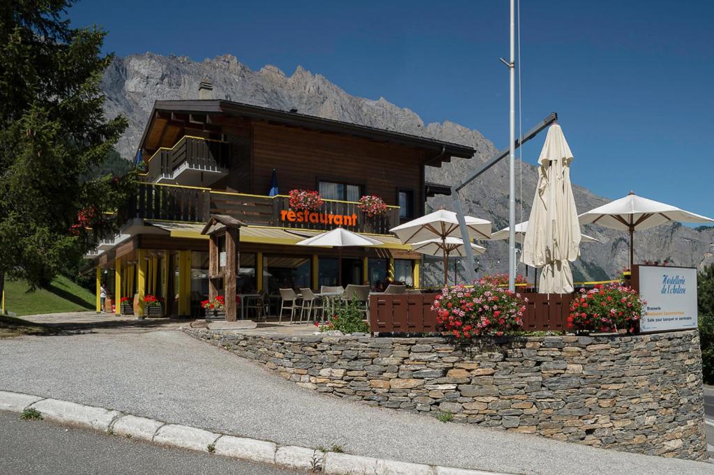 Nespecifikovaný výhled na hory nebo výhled na hory při pohledu z hotelu