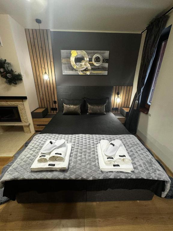 潘波洛沃Avelov Art Studio的卧室里有一张床，床上放着两条毛巾。