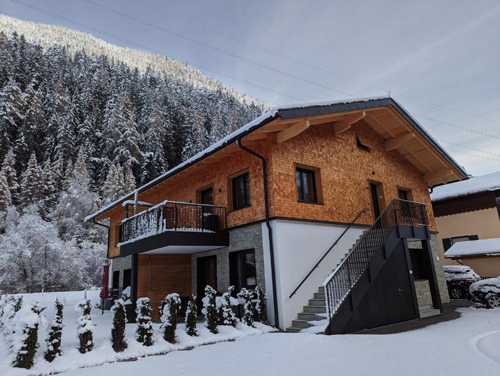 ein Haus im Schnee mit Balkon in der Unterkunft Am Römerweg - Appartements in Sankt Anton am Arlberg