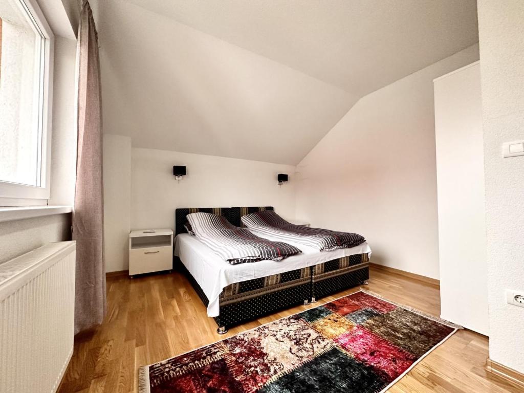 1 dormitorio con cama y alfombra en Villa Max en Sarajevo