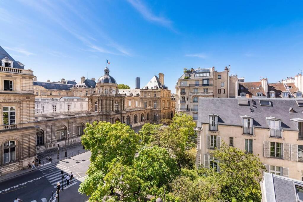 une vue aérienne d'une ville avec des bâtiments dans l'établissement Amazing Flat Sénat, à Paris