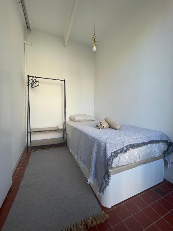 - une chambre avec un lit et une couverture bleue dans l'établissement Diko, à Barcelone