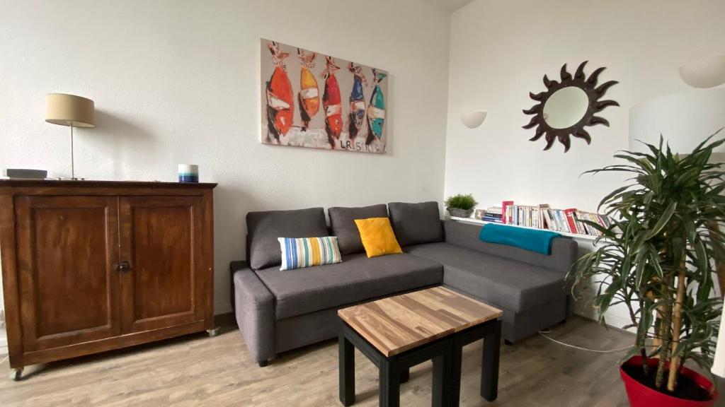 uma sala de estar com um sofá e uma mesa em Appart à St Martin de Ré em Saint-Martin-de-Ré