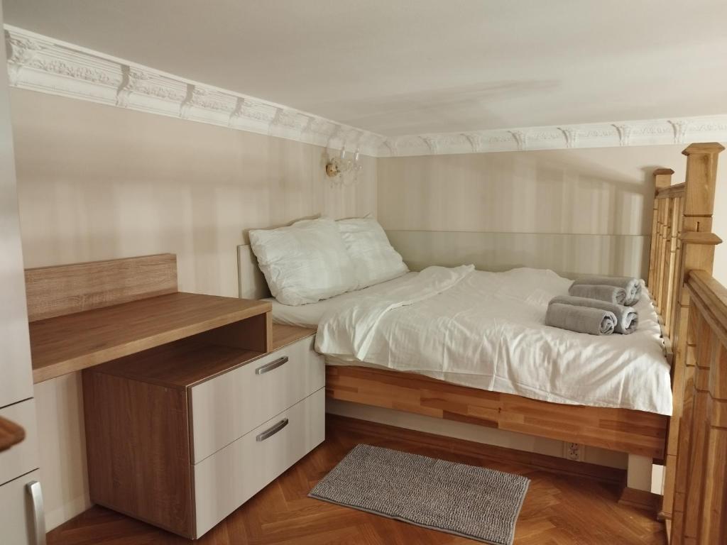 - une chambre avec un lit doté d'un ours en peluche dans l'établissement LUBERT APARTMÁNY s.r.o, à Prague