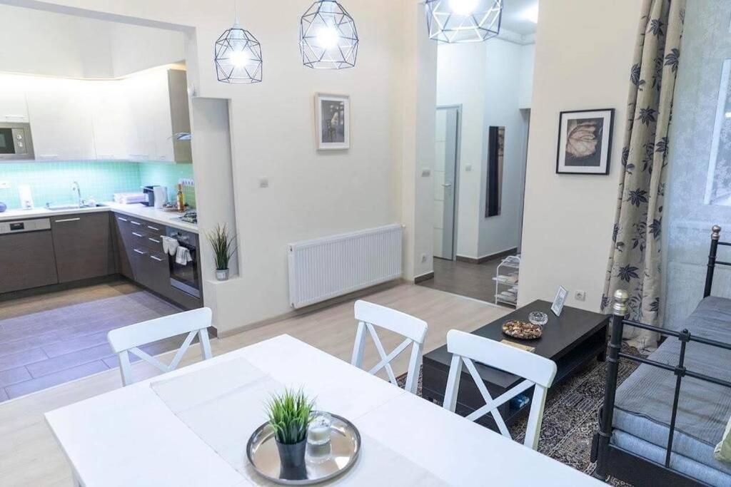 een keuken en een woonkamer met een tafel en stoelen bij Sweet Relax House in Boedapest