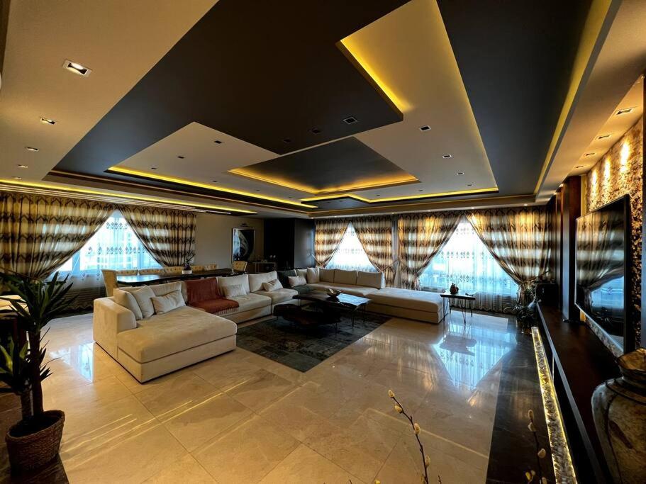 una gran sala de estar con sofás en Amazing Apartment in the heart of Istanbul, en Estambul