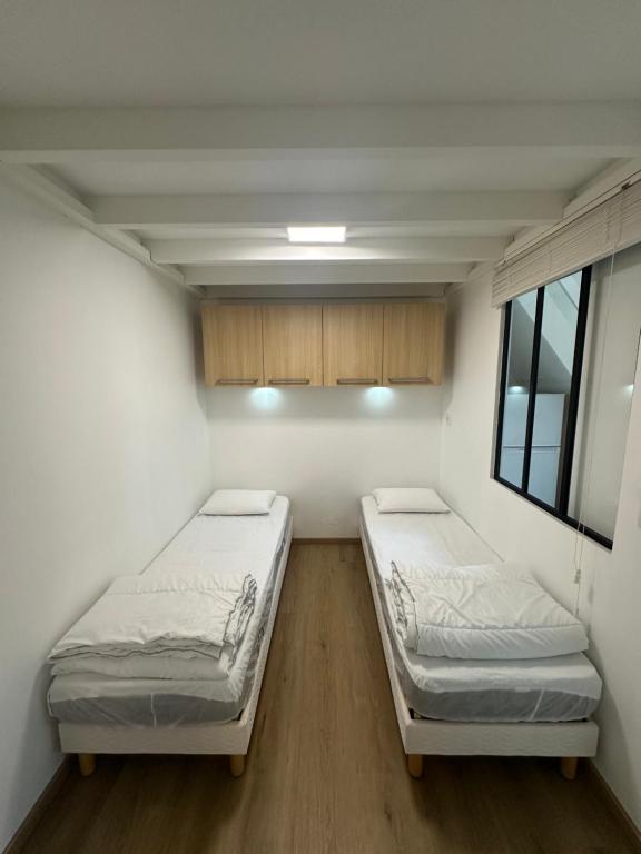 Posteľ alebo postele v izbe v ubytovaní La KoZy - Maison moderne, Mer, Forêt, Piscine - Wifi