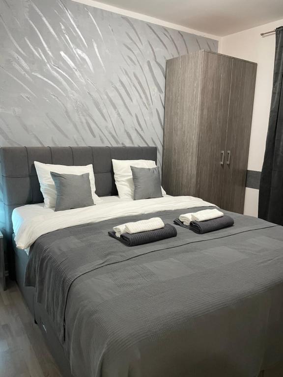 1 dormitorio con 1 cama grande y 2 toallas. en Apartman Nadja, en Niš
