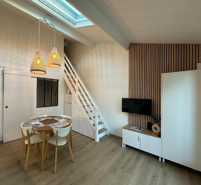 Kuchyňa alebo kuchynka v ubytovaní La KoZy - Maison moderne, Mer, Forêt, Piscine - Wifi