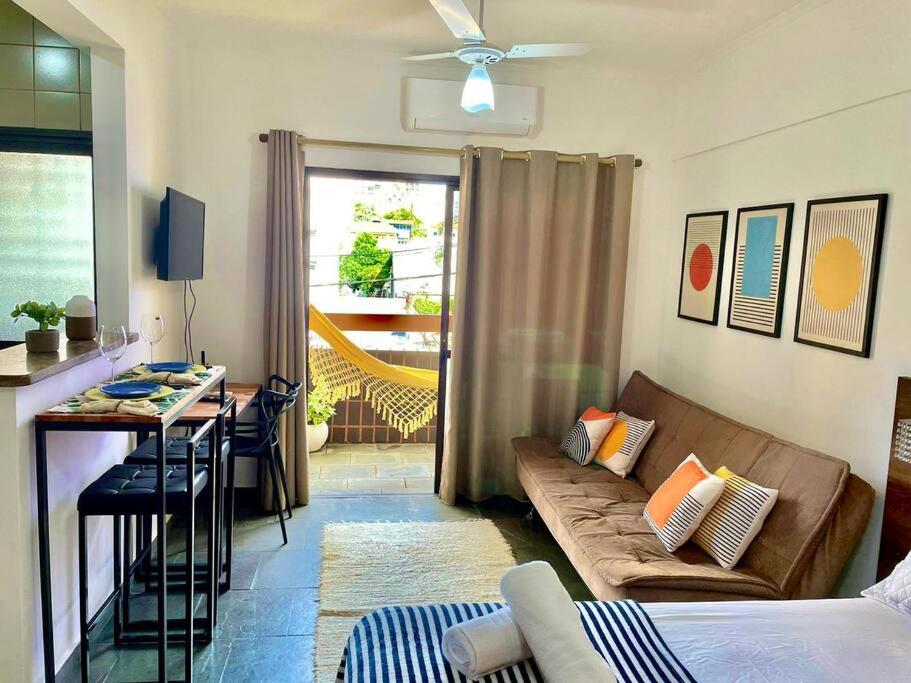 een woonkamer met een bank en een tafel bij Apto Centro Moderno e Completo in Ribeirão Preto