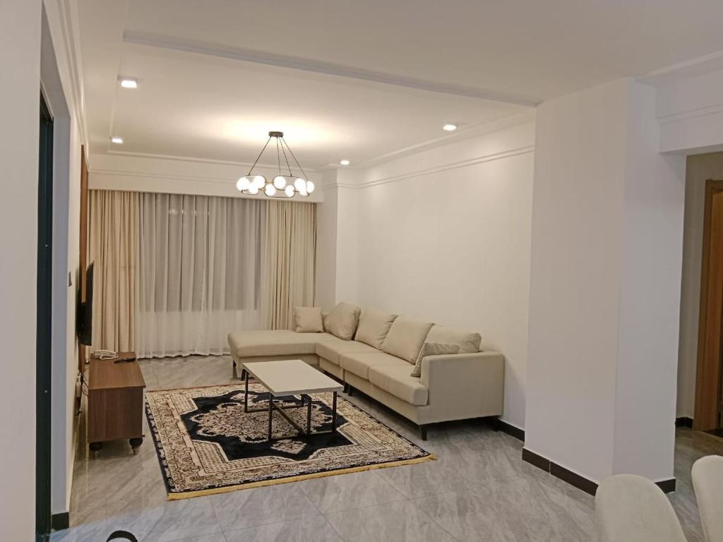 ein Wohnzimmer mit einem Sofa und einem Tisch in der Unterkunft Two bedroom Apartment at Yaya in Nairobi