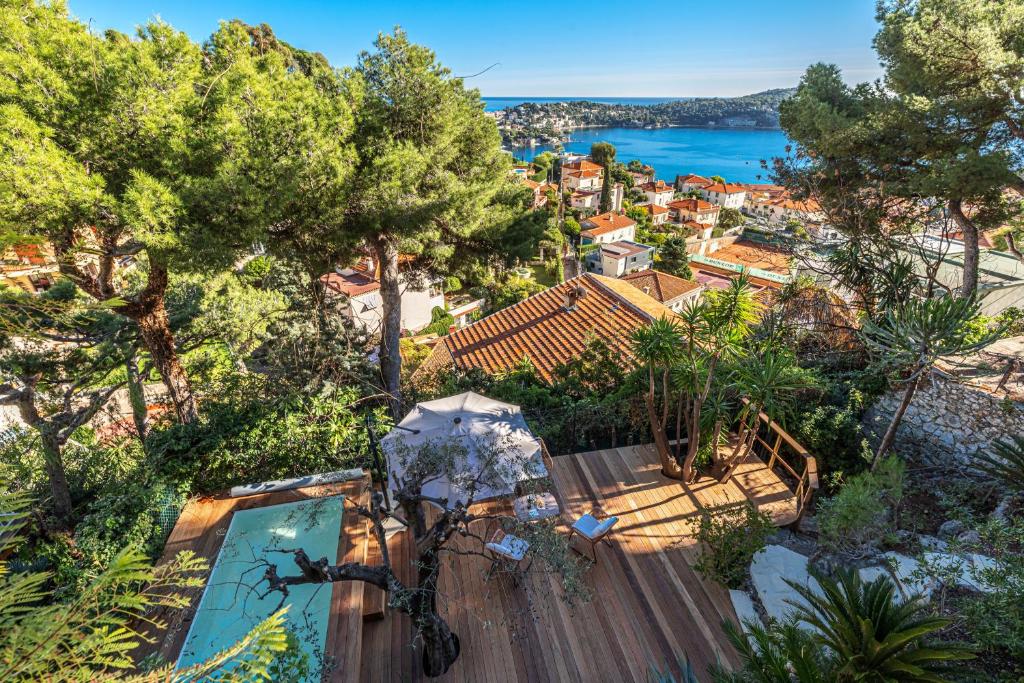 an aerial view of a house with a swimming pool at VILLA CRUG HYWEL - VILLEFRANCHE-SUR-MER in Villefranche-sur-Mer