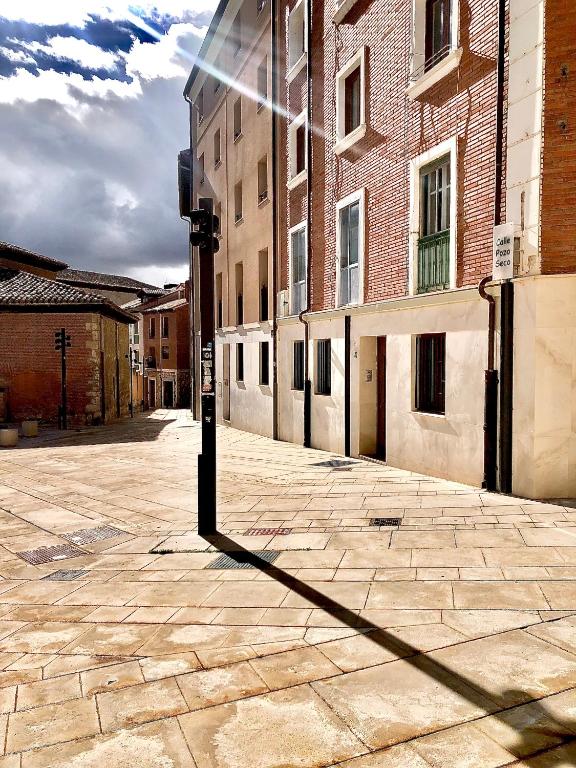 una sombra de un parquímetro en una calle de la ciudad en Ventana a Santa María, en Burgos