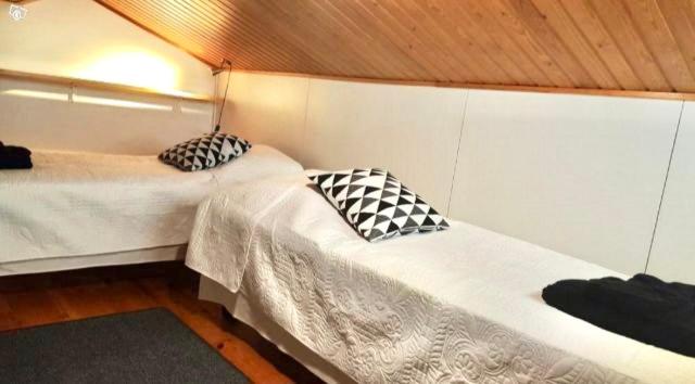 um quarto com duas camas num quarto em Pronssi Villa em Vuokatti