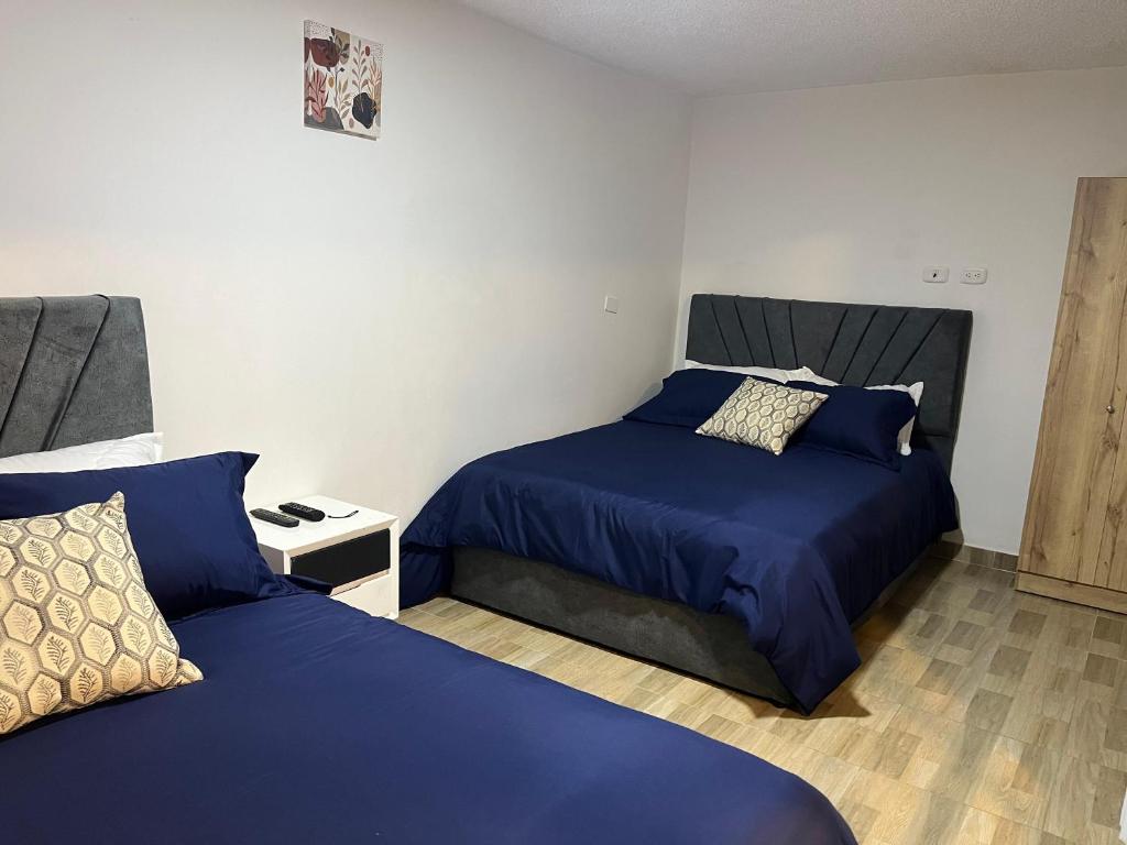Postel nebo postele na pokoji v ubytování APARTASUITES BOGOTA 53 - 101a