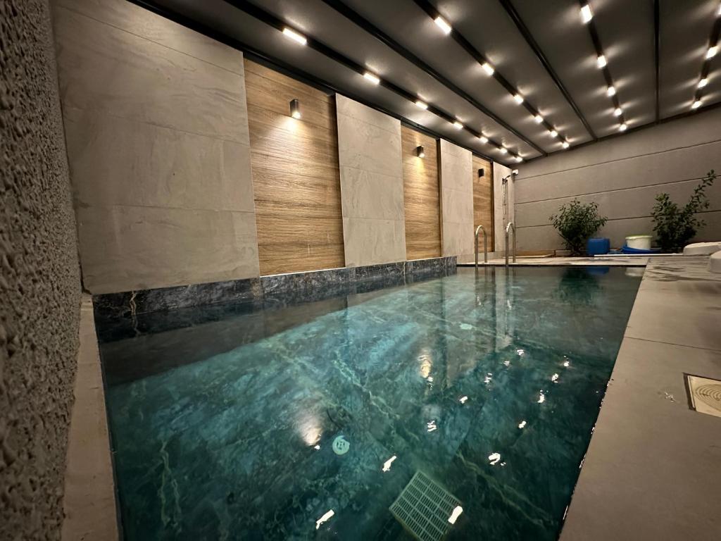 uma piscina num edifício com luzes em Özel Havuzlu Muhteşem Villa em Aksu