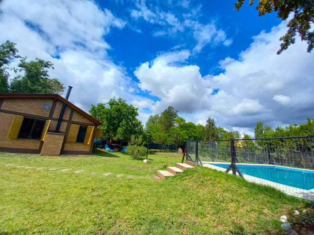 einen Hinterhof mit einem Pool und einem Haus in der Unterkunft Casa Lutan ,Mendoza, 6 personas ,Montaña y bodegas in Las Compuertas