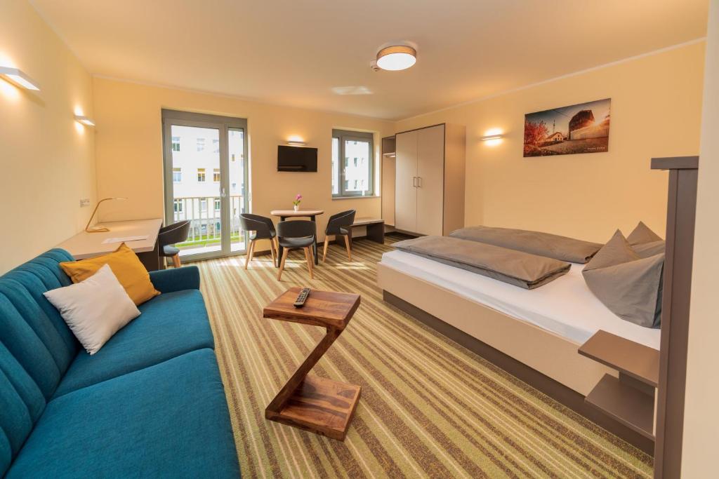 ELLY Hostel - Appartement Met Balkon