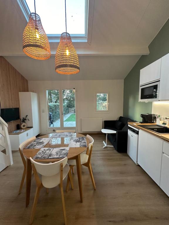 Kuchyňa alebo kuchynka v ubytovaní La KoZy - Maison moderne, Mer, Forêt, Piscine - Wifi