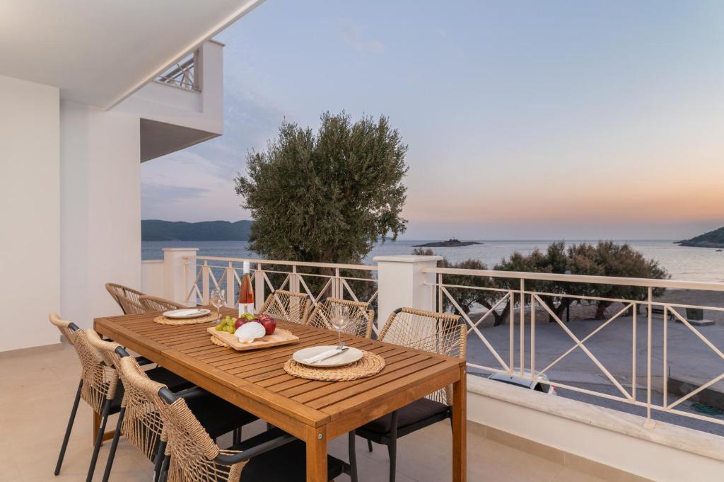 una mesa de madera en un balcón con vistas al océano en SeaView Apartment 2, en Samos