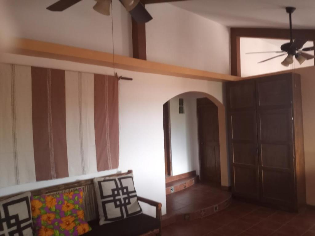 sala de estar con ventilador de techo y sofá en Punta Pequena, en San Juanico