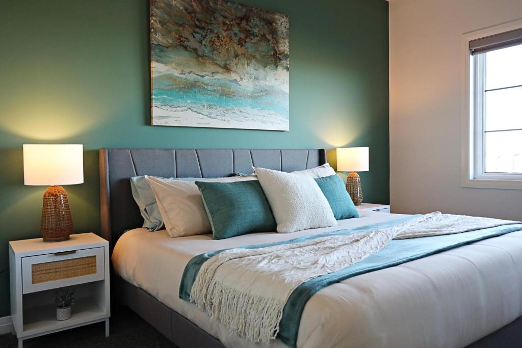 una camera con un grande letto con due lampade di Three King Beds,Central A/C,Fireplace,Park,Disney+ a Edmonton