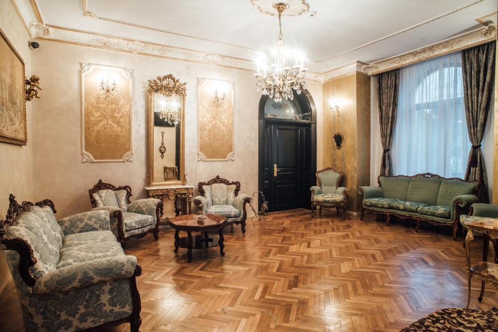 sala de estar con muebles y lámpara de araña en Veritas Boutique Vila en Craiova