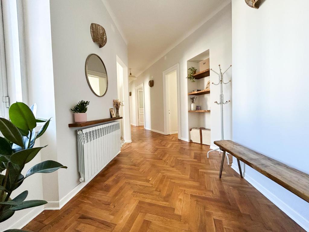um corredor com piso de madeira e um banco em MAISON NOEL em Trieste