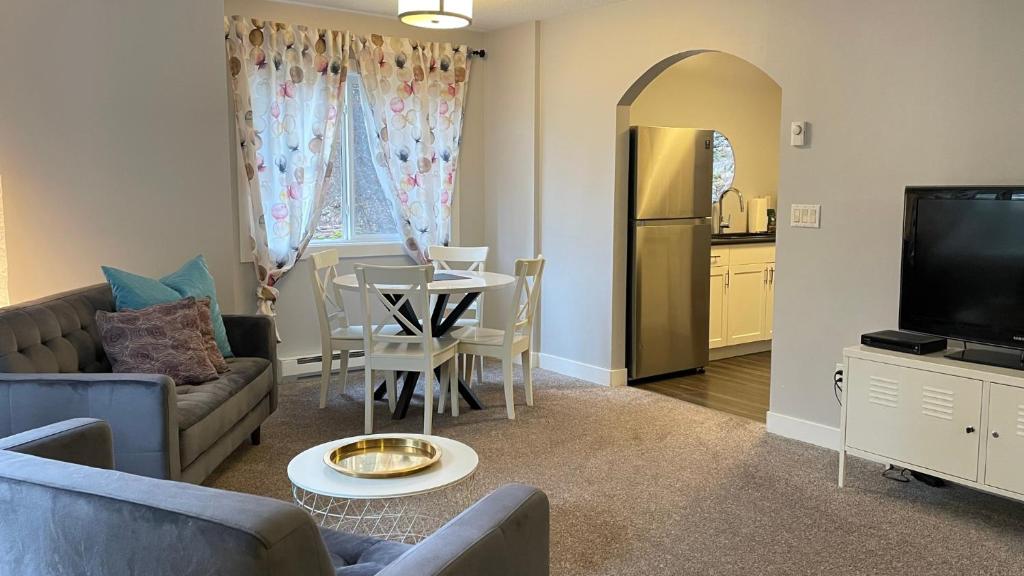 een woonkamer met een bank en een tafel bij Stoneshire Guesthouse in Clearwater