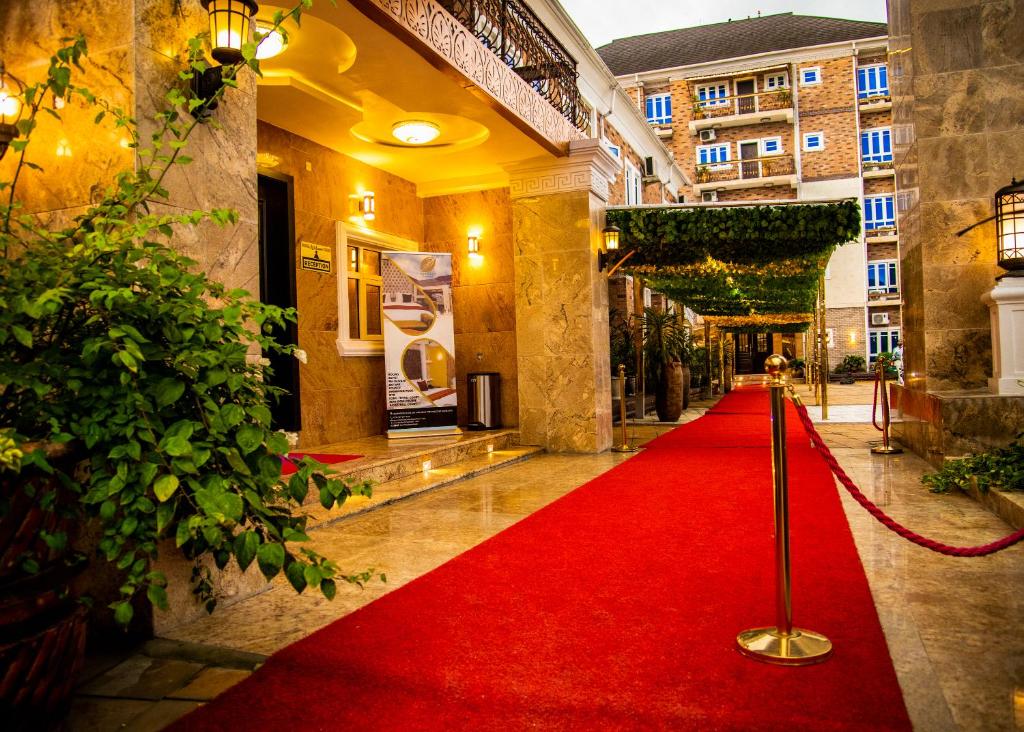 - un tapis rouge dans le couloir d'un immeuble avec un tapis rouge dans l'établissement Portland Resort Hotel, à Port Harcourt