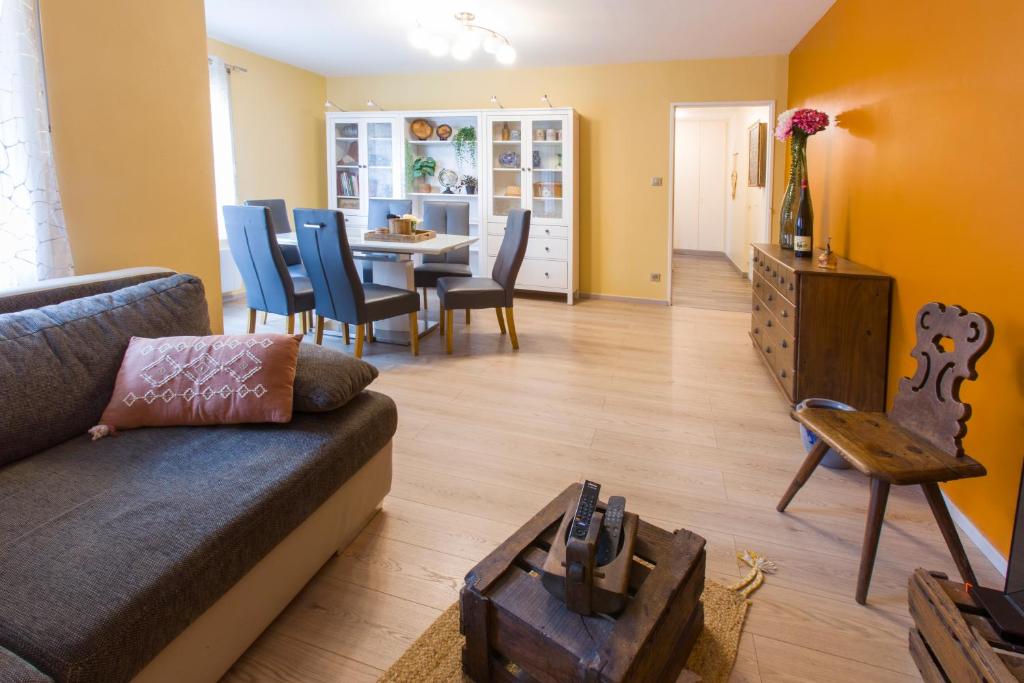un salon avec un canapé et une salle à manger dans l'établissement LE ST JOSSE GITE TOUT CONFORT A COLMAR, à Colmar
